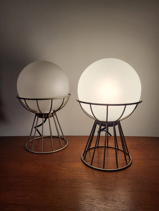 Set Tafellampen, vintage, metalen draadframe en wit opaline glazen bol, jaren 60