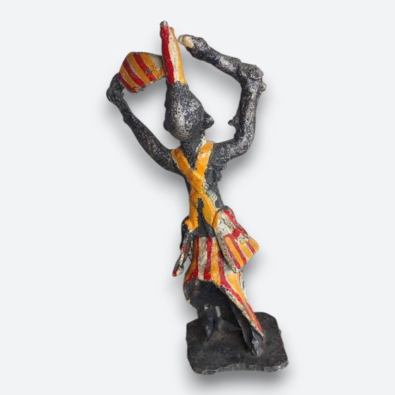 Image 1 of West-Afrikaanse figuratieve sculptuur in metaal – handbeschilderde dragerfiguur – vintage