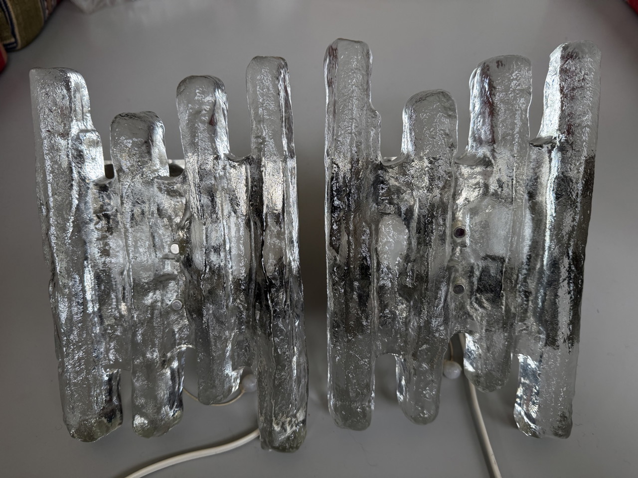 Coppia di lampade da parete Kalmar modello “ice”.