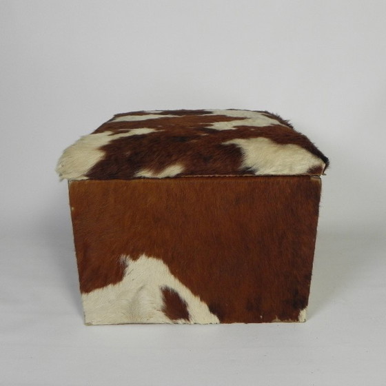 Image 1 of Pouf vintage, coffre de rangement recouvert de cuir de vache, Pays-Bas, années 1950