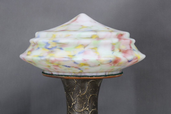 Image 1 of Lámpara de mesa de latón restaurada de los años 40 con base de madera y pantalla de cristal