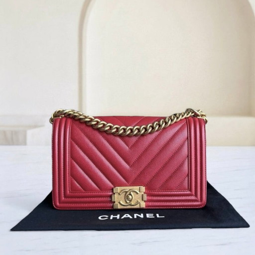 Chanel Boy Medium - 25CM Chevron Rood Goudkleurige Hardware Serie 25