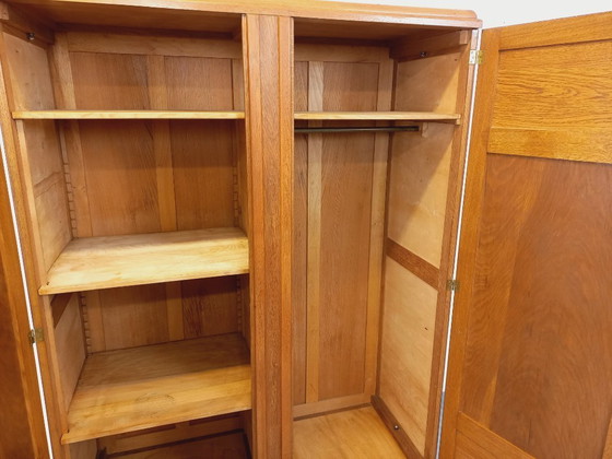 Image 1 of Armoire vintage style Art déco en bois de chêne massif des années 50