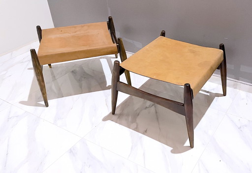2x Liceu Das Artes Paire d'ottomans, bois de rose et cuir, Brésil 1960