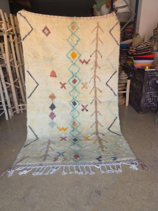 Cremefarbener, hellblauer marokkanischer Boujaad-Teppich, 246 x 152 cm