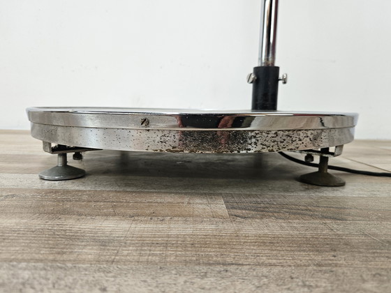 Image 1 of Lampada da terra anni '70 in metallo e vetro bianco