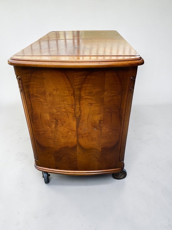 Image 1 of Raro mueble bar transformable/barra seca, Alemania circa 1950, con madera de arce ojo de pájaro y herrajes originales.