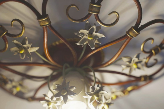 Image 1 of Lampada da soffitto italiana Tole a forma di petalo, colore rosso, oro e bianco, con motivo floreale, stile Mid-Century.