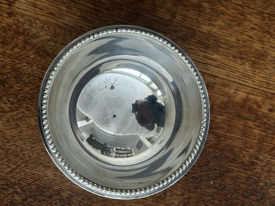 Image 1 of Dreibeinbecher aus silbernem Metall mit Perlenumrandung im Jean-Desprez-Stil