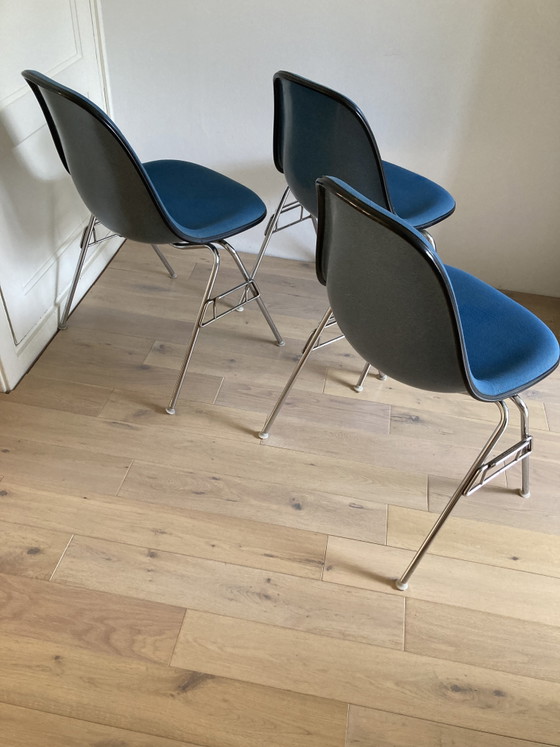 3 sedie da pranzo Eames in fibra di vetro di Vitra – Metal, Chrome (photo 5 of 15)