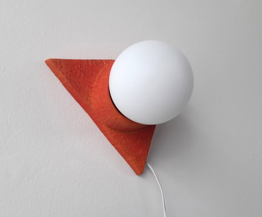 Keramieken vintage wandlamp met glazen bol, chamotte klei, brutalist wandlamp, oranje aardewerken mcm lamp
