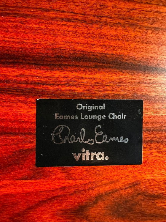 Image 1 of Le fauteuil et le repose-pieds Eames | Charles & Ray Eames