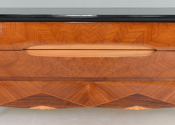 Image 1 of Credenza italiana attribuita a Vittorio Dassi in noce, vetro e ottone - anni '50