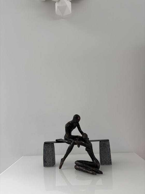Image 1 of Statua moderna di due persone su una panchina