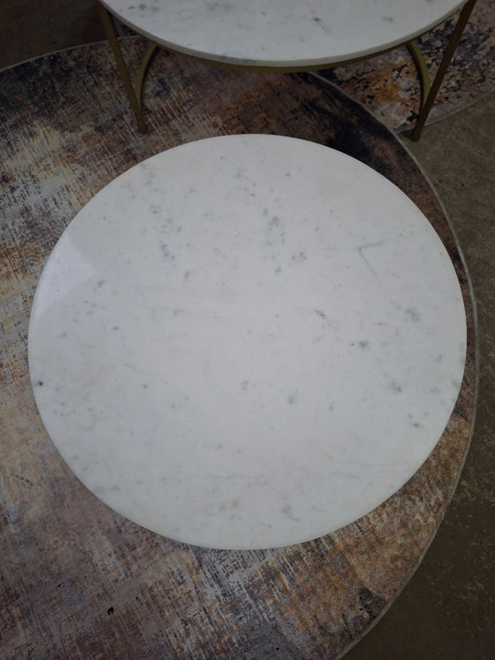 Image 1 of Salontafelset met wit marmer blad en goud metalen onderstel