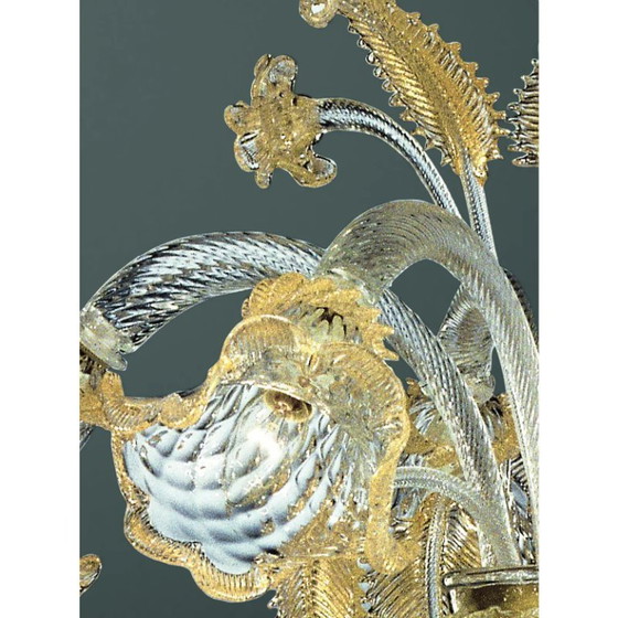Image 1 of Lámpara de araña de lujo veneciana con diseño floral y detalles en pan de oro de Murano — Soplada a mano