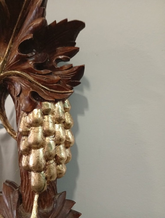 Image 1 of Belangrijke en spectaculair gebeeldhouwde wijnkelderspiegel