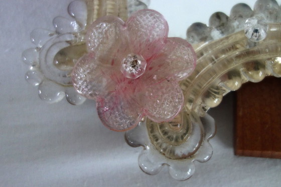 Image 1 of Specchio veneziano, in vetro soffiato di Murano, con motivi floreali e perline
