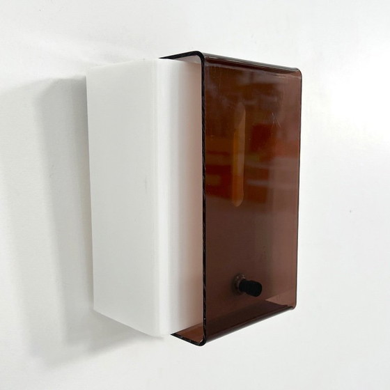 Image 1 of Ein Paar Space Age Smoke-Wandlampen aus Plexiglas, 1970er Jahre