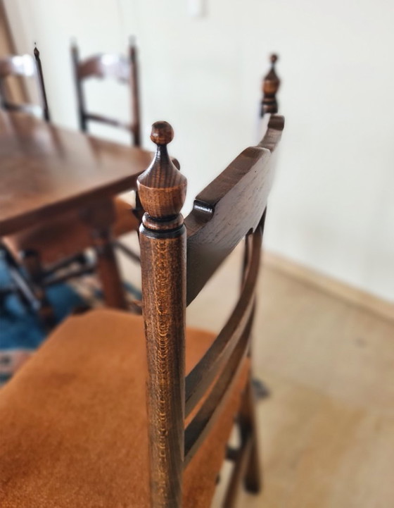 Image 1 of Massief eikenhouten eettafel met 6 bijpassende stoelen 