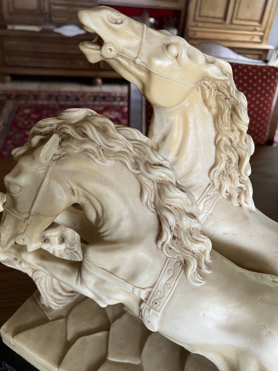 Image 1 of Large Roman Statue (50 cm wide) – Chariot & Horses – Ivory look