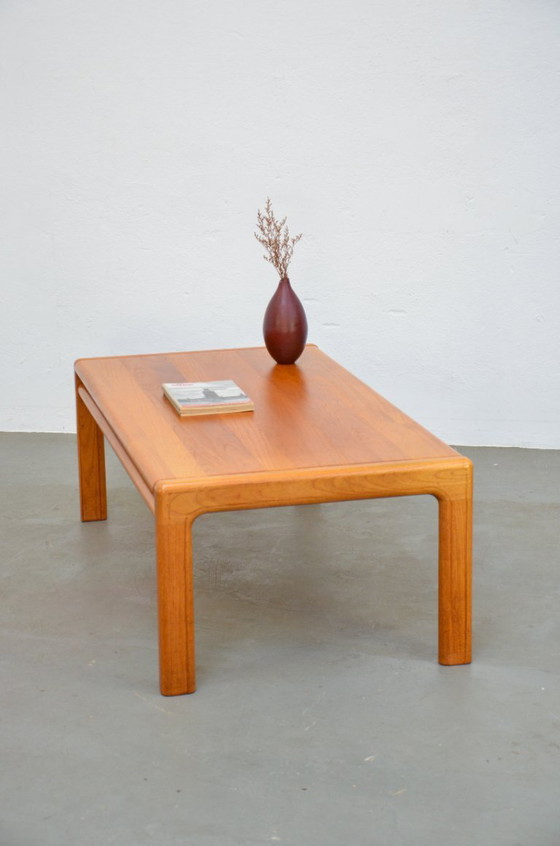 Image 1 of Massieve vintage teakhouten salontafel, bijzettafel in mid-century design, jaren 70