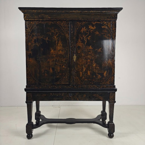 Image 1 of Ein seltener niederländischer Chinoiserie-Schrank aus dem frühen 18. Jahrhundert, lackiert, um 1700.