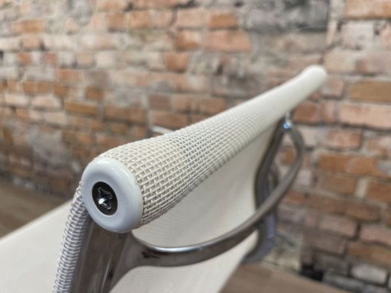 Vitra EA 107 – Wit Netweave Chroom | Charles & Ray Eames – Vergaderstoel, Textile, Aluminium (photo 15 of 17)
