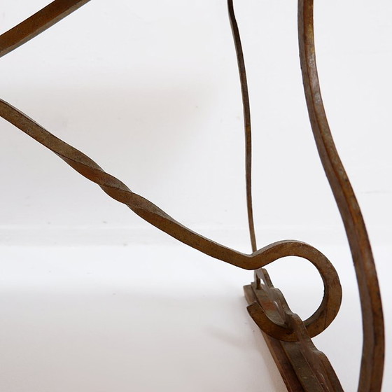 Image 1 of Mesa de centro de hierro forjado y mármol al estilo de Gilbert Poillerat