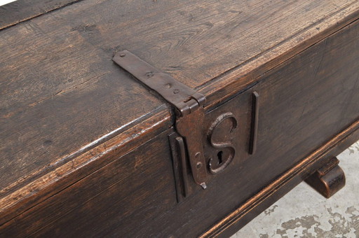 Coffre ancien en chêne provenant d'un monastère, années 1780