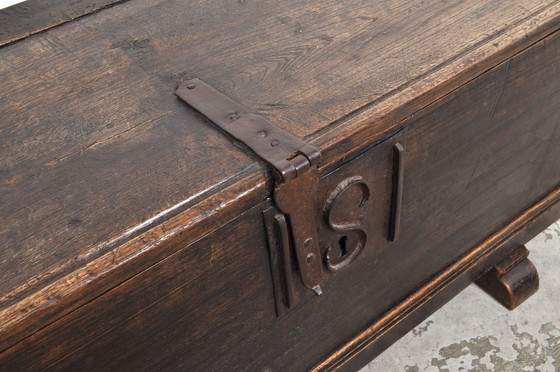 Image 1 of Coffre ancien en chêne provenant d'un monastère, années 1780