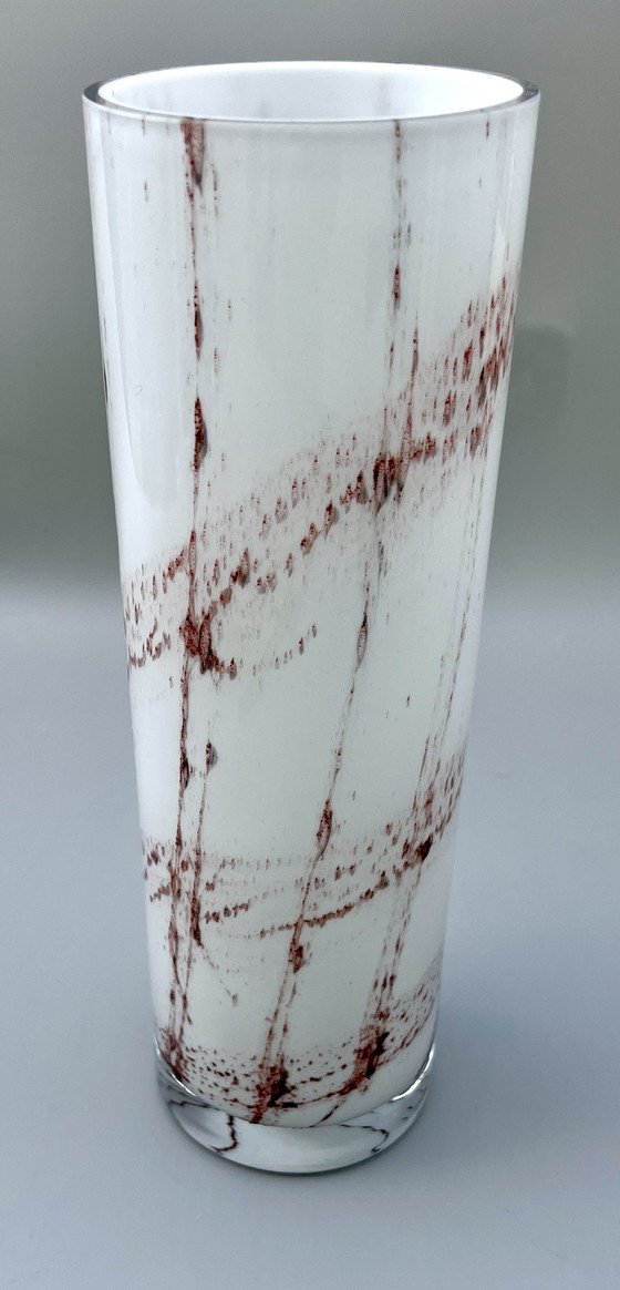 Image 1 of Große Studioglas-Vase – weiß mit rotbrauner Faden-Schmelztechnik