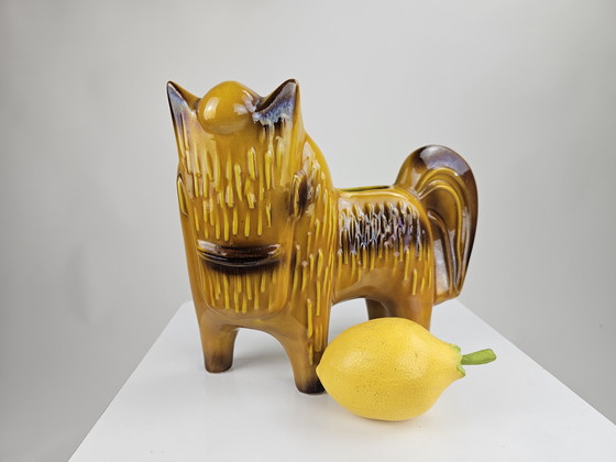 Image 1 of Pot à plantes en céramique jaune en forme de cheval (Italie)