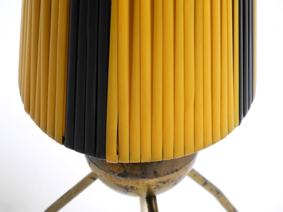 Image 1 of Seltene schöne Mid-Century Modern Tripod Messing Tischlampe mit Wrapped Nylon Strip Lampenschirm