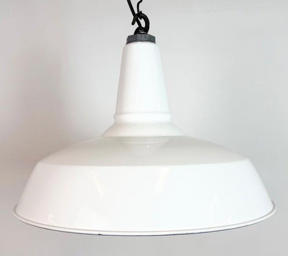 Image 1 of Industriële hanglamp van wit emaille van Benjamin USA, jaren 60.