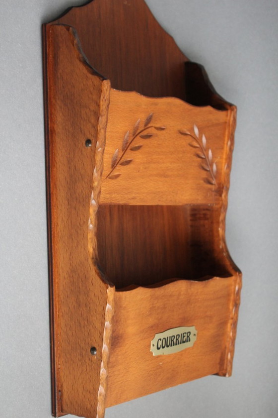 Image 1 of Altes französisches Briefregal aus Holz mit dekorativer Schnitzerei 2 Ablagen