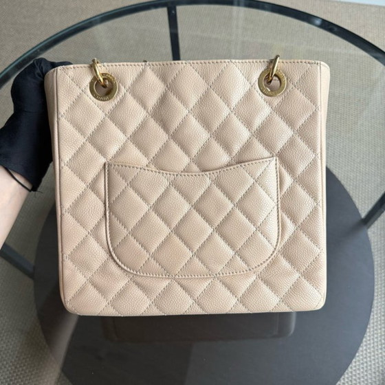 Image 1 of Sac cabas Chanel PST Petite Shopping Tote - Cuir de veau grainé matelassé caviar beige clair, finitions dorées
