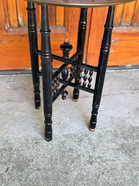 Tavolo Pieghevole Marocchino con Piano in Ottone Inciso – Tavoli da pranzo, Legno (photo 5 of 7)
