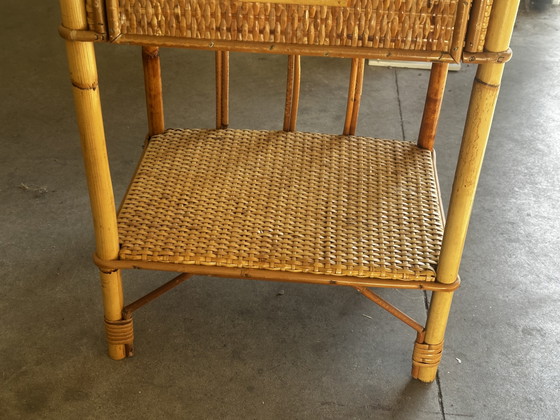 Pair of vintage bedside tables in rattan and woven wicker – Italy, 1970s – Fabrication artisanale Circa 1970 (photo 12 of 14)