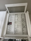 Witte vitrine kast