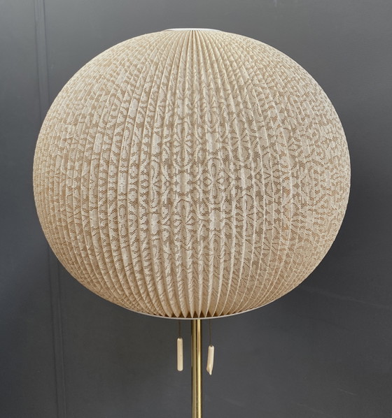 Image 1 of 1960er Stehlampe mit kugelförmigem Schirm