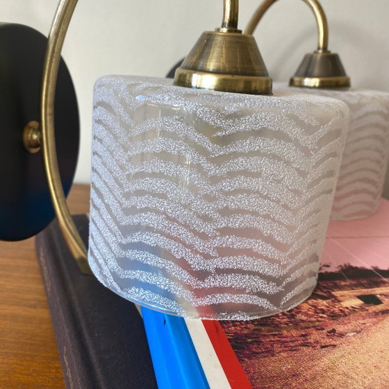 Image 1 of Coppia di applique da parete a collo d'oca in ottone con paralumi a tulipano in vetro bianco rigato