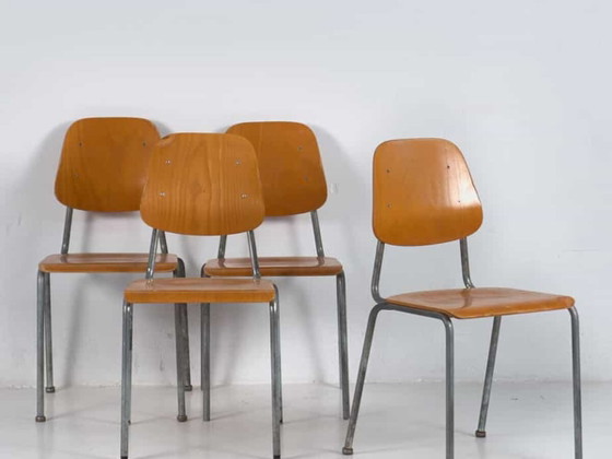 Vintage industrial chairs (c.1950). Set of 4 pieces – Dining chairs, Wood, Metal, Industrieel (photo 2 of 9)