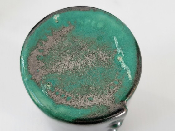 Image 1 of Karaf en 6 vintage glazen uit de jaren 60, zwart parelmoer keramiek met metallic look, gesigneerd.