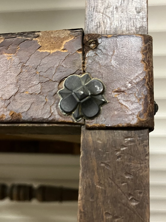 Prachtig antieke set stoelen cuir repoussé metalen siernagel – Eetkamerstoelen, Leather (photo 12 of 14)