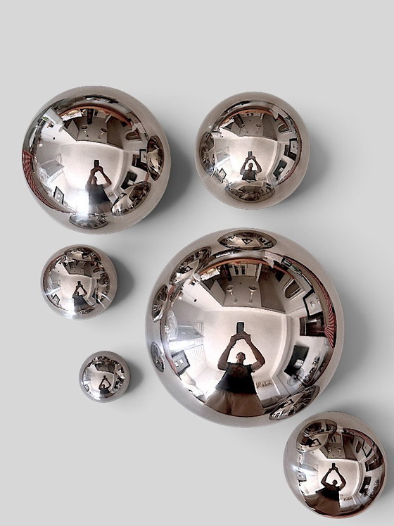 Set van 6 Sculpturale Roestvrijstalen Halve Bollen – Moderne Reflecterende Wanddecoratie – Trendy, Spiegels (photo 4 of 15)