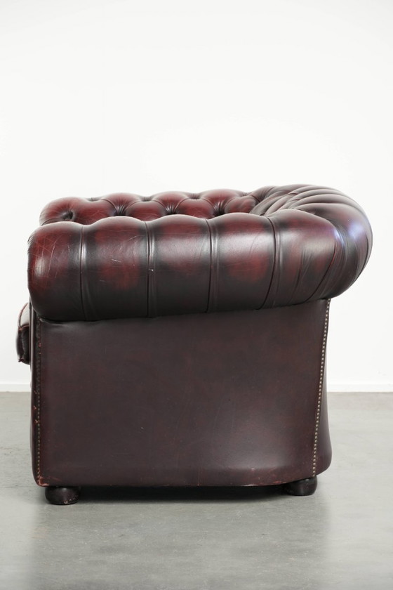 Schicker, gelebter englischer Chesterfield Club-Sessel in zeitlosem Rot – Leather, Klassiek (photo 5 of 13)