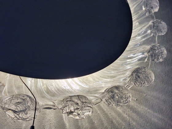 Image 1 of Grande specchio da parete circolare illuminato e bisellato in vetro acrilico color ghiaccio fuso, anni '70