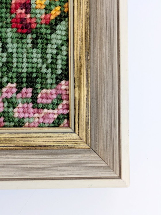 Image 1 of Ricamo vintage incorniciato con scena di giardino primaverile, arazzo da parete per arredamento in stile cottage.