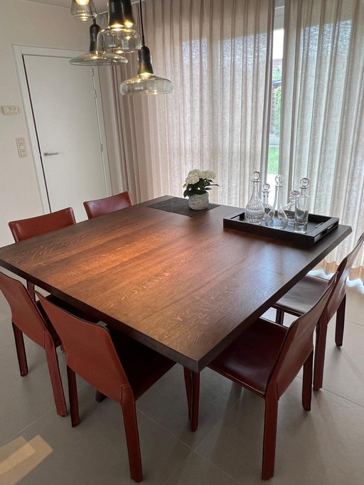 Solid oak dining table - like new